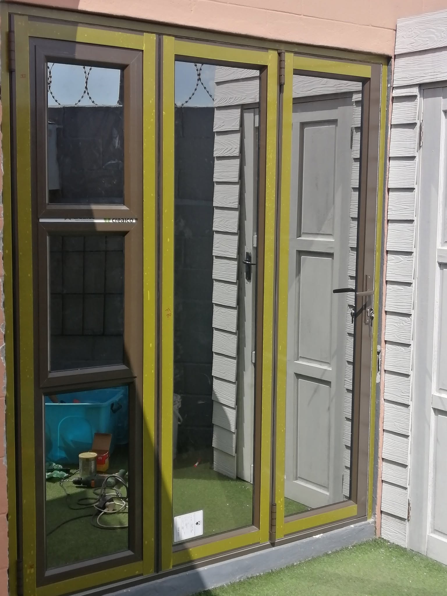 Aluminium window installation